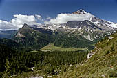 Alpe Veglia - Per tutto il percorso di ascesa al Lago del Bianco (2157 m s.l.m.)  la vetta del monte Leone con i suoi 3550 m domina il paesaggio. 